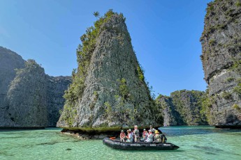 Ein Turm inmitten der Karstlagune.