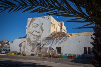 Zehn Meter hoch: Cesária Évora, 2019 vom portugiesischen Streetart-Künstler Vhils in eine Hauswand in Mindelo gemeißelt. Die Sängerin wurde 1941 in der Stadt geboren.