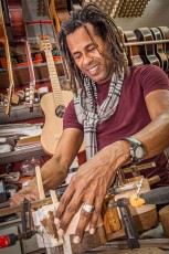 Luis Baptista in seiner Werkstatt in Mindelo, zwischen Zwingen und Gitarrenkorpussen. Das Handwerk lernte er von seinem Vater Mestre Baptista.