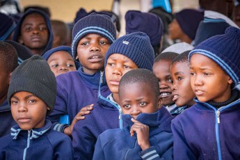 Blaue Mützen, blaue Pullover – auf dem Schulhof der Moletemane Primary School drängen sich die Zuschauer der Vorführung.
