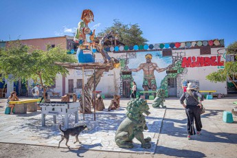 Skulpturen, ein Kickertisch und ein Wandbild mit dem Schriftzug „Mindel“: ein Platz in Mindelo auf São Vicente.