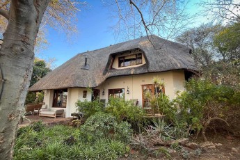 Reetdach, Veranda, Grün bis an die Tür: Das Out of Africa House auf der Molope Farm ist das erste Quartier der Reise.