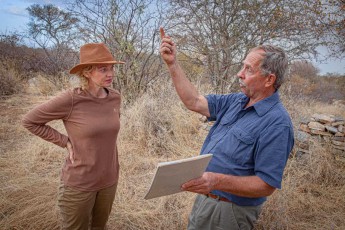 Wim Biemond zeigt nach oben, in der Hand eine Schautafel, und Petra Schorr, Eigentümerin von Lotsane, hört zu.