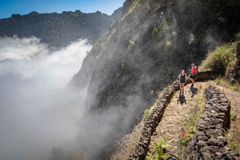 Auf dem Weg vom Cova-Krater ins Tal von Paul. Von unten steigen Wolken auf.
