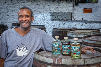 Arlindo Rodrigues in der Brennerei Dona Adélia in Ribeira da Torre. Per Gesetz darf grogue nur aus Zuckerrohr gebrannt werden.