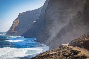 Die Gruppe am Beginn des Küstenwegs von Cruzinha nach Ponta do Sol – unter senkrechten Felswänden, über der Brandung.