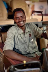 Lekitony Kesoy, 26, Guide am Lake Manyara, am Steuer seines offenen Geländewagens – wenige Minuten später hebt unsere Cessna Richtung Serengeti ab.