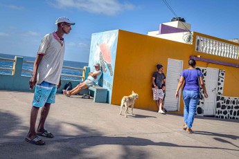Ponta do Sol, Ende des Küstenwegs: Alltag am Platz über dem Meer.