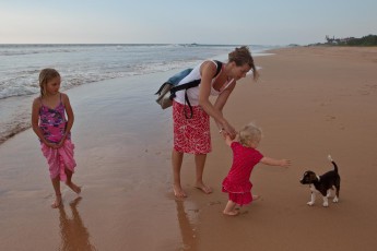 Alles, was kreucht und fleucht, zieht die Neugier unserer Kinder auf sich. Smilla ist ein Vollkontakter. Sie wackelt auf alles zu, was sich bewegt. Amelie ist behutsamer.