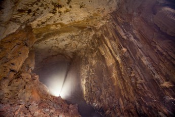 Die Son Doong Cave überrascht immer wieder mit schier unfassbaren Dimensionen. Unser Assistent, der auf einem Felsen die Decke anleuchtet, ist gerade noch als schwarzer Strich zu erkennen. Unglaublich auch, dass diese atemberaubend große wie schöne Höhle erst 2010 vollständig erforscht und vermessen wurde. Riesige Bereiche des Phong Nha Ke Bang Nationalparks sind noch nie von Menschen betreten worden. Was für eine verlockende terra incognita für mein Entdeckerherz!
