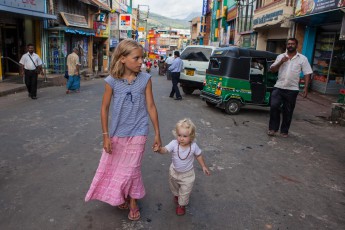 Geschwister-Spaziergang durch Badulla.