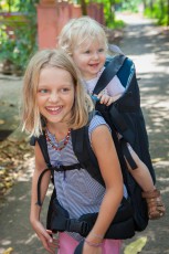 Amelie trägt Smilla in der MacPac-Trage. Zumindest die ersten 300 Meter. Dann wird es Amelie doch zu schwer.