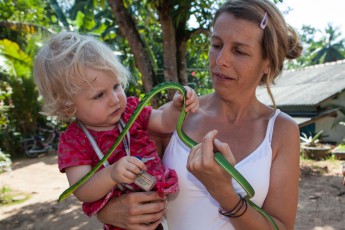 Smilla und Annette begutachten eine ungefährliche Nasen-Peitschennatter.