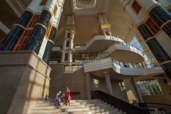 Brunei: Gigantomanie pur. Das Empire Hotel erinnert mit seinen Ausmaßen an den Petersdom in Rom.
Anmerkung: Mittlerweile distanzieren wir uns von Brunei, da seit 2014 Homosexuellen dort die Todesstrafe droht.