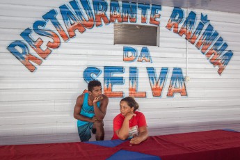 Warten auf Kundschaft auf einem schwimmenden Restaurant auf dem Amazonas.