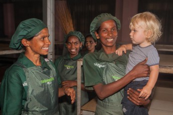 Smilla begeistert die Arbeiterinnen in einer Teefabrik.