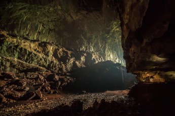 Mitten in einer der größten Höhlen der Welt, der Deer Cave in Mulu. Etwa zwei Millionen Fledermäuse leben hier und entsprechend streng riecht es auch. Annette und die Kinder stehen rechts in der geblitzten Lichtung.