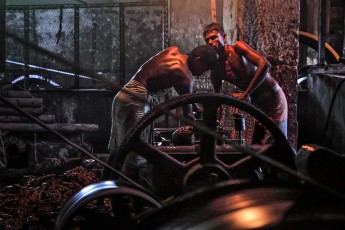 Überall alte Antriebsräder, Maschinen und Keilriemen: In der Katuschukfabrik wird gearbeitet wie vor 100 Jahren.