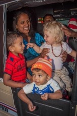 Badulla: Smilla wird von einer Familie mit einem leckeren Blätterteigröllchen ins schon übervolle Tuk Tuk gelockt.