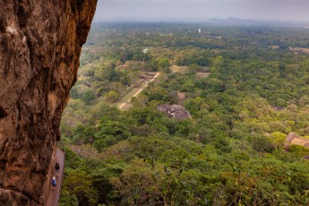 Sigirya Rock: Der ‚Ayers Rock‘ Sri Lankas! Dieser trutzige, über 200 Meter hohe und steile Granitmonolith diente vor etlichen Jahrhunderten einem König als Schutzburg vor der Belagerung seiner Verfolger.
Die schweißtreibende Besteigung über steile, endlose Treppen und Stahlleitern wird auf dem Gipfelplateau mit fantastischen kilometerweiten Ausblicken auf die Landschaft belohnt.
Links im Bild wandern Annette und Amelie.