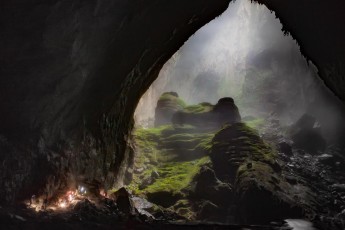 Die Expeditionsteinehmer auf dem Weg zurück durch die zweite Doline.