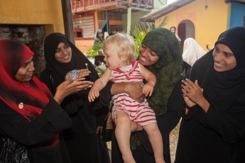 Arugam Bay: Smilla beim Herumspielen mit Musliminnen.