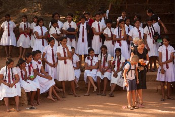 Mihintale: Inmitten einer Schulklasse.