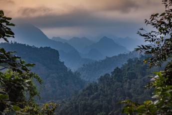 Phong Nha Ke Bang Nationalpark. In den zwei Wochen, die ich hier fotografiere, komme ich auf knapp vier Sonnenstunden. Kurz vor Sonnenuntergang ist dies einer der sehr seltenen klaren Augenblicke, die einen Weitblick über den Park erlauben.