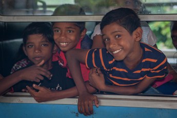 Ich treibe Schabernack mit Kindern in einer Bahnstation in der Nähe von Kandy.