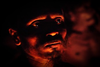 The genetic relationship with the Aborigines is also visible in the evening at the campfire.