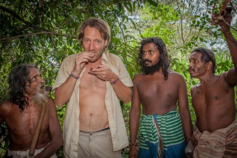 Me, devouring a wild honeycomb gathered before in dizzying height by Guna Bandiya (right). I have to admit, it wasn't easy for me to bite into this "larvae home", but the taste was overwhelming: Sweet, fine, aromatic - one couldn't wish for a more natural honey. The taste crawled deeply in my jaw-bones.