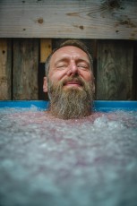 "Es ist herrlich warm". Lächeln! Bewusst formulierte, 'warme' Gedanken und positive Mimik reduzieren die empfundenen Kälteimpulse (Foto von Frank Nieuwenhuis).