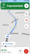 Auf dem Weg zum Fagradalsfjall führt der Weg wortwörtlich ins Unbekannte, wahlweise rechts oder links ab.