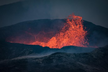 Ein Naturspektakel, das jeden fesselt: Der Krater des Fagradalsfjall stößt unentwegt Lavafontänen in den Himmel.