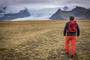 Christian auf einer Wanderung mit Blick auf den massiven Svinafeelsjökull.