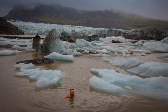 Mein Bad in der Lagune des Svinafellsjökulls.