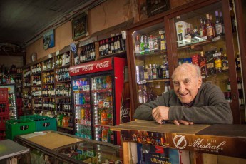 Chile, Valparaiso: Don Renato, 90 Jahre, betreibt seinen Tante-Emma-Laden, in dem er vorwiegend Alkoholika verkauft, seit 1953.