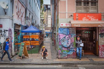 Mittagszeit nahe des Hafenviertels von Valparaiso. Im Hintergrund die Zahnradbahn 'Cordillera', die seit 1886 in Betrieb ist.