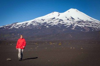 Annette vor dem 3125 m hoher Llaima Vulkan, einem der aktivsten in Chile. Beim Ausbruch 2008 wurden 54 Touristen von der Lava eingeschlossen, bevor sie ein Rettungsteam evakuierte.