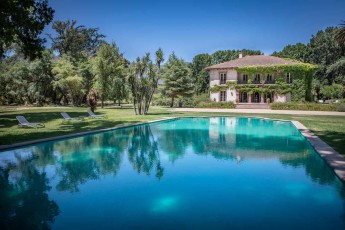 In dieser Villa des Weingutes Viña Tarapaca, die als Emblem auf jeder derer Flaschen zu finden ist, verkosten Annette und ich einige Weine.