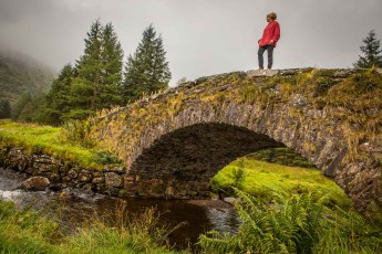 Annette auf der alten Steinbrücke, die Annette nahe der Ortschaft Cairndow den Fluss 'Kinglas Water' überführt.