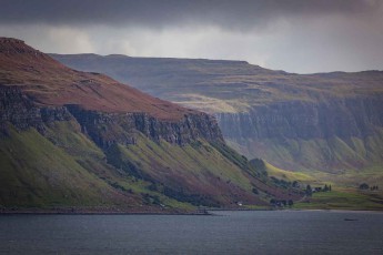 Majestätische Klippen und grüne Hänge an der Küste der Isle of Mull.