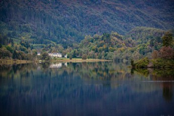 Das Anwesen Ardanaiseig House spiegelt sich im ruhigen Wasser des Loch Awe.