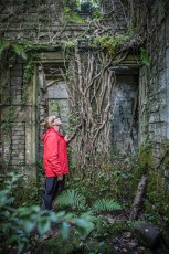 Annette bestaunt die starken Efeuwurzeln im verfallenen Buchanan Castle.