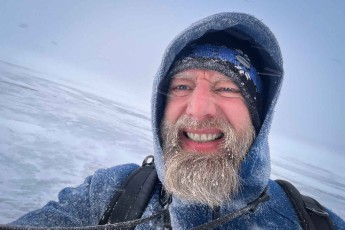 Am zugefrorenen Lake Akan: Starke Winde verwandeln Schneeflocken in kleine Peitschenhiebe.