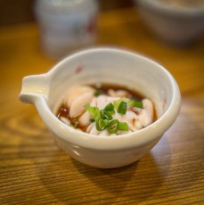 Ein saisonales Luxusgut, das nur im Winter verfügbar ist:
'Shirako' - Dorschsamen in heißer Brühe.