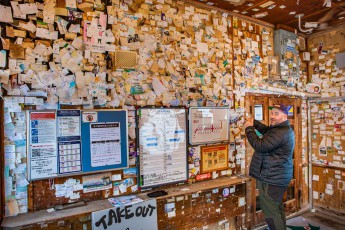 Ein bizarres wie belustigendes Ritual: In einem Nebengebäude der Bahnstation von Kitahama verewigten sich Tausende von Besuchern mit Visitenkarten und kleinen Grußbotschaften.