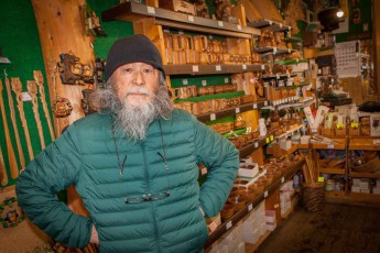 Masao Nishida, Vorsitzender der Ainu Crafting Association, in seinem Geschäft am Lake Akan.