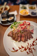 'Beef Tataki' kombiniert die zarte Textur von Rindfleisch mit frischem Kohl, Radieschen, Paprika, Zwiebeln und intensiven Soßen-Aroma.