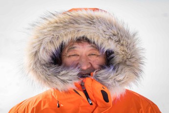 Auf dem zugefrorenen Lake Akan schützt sich Naturführer Dameon Takada vor den eisigen Winterwinden mit einer Fellkapuze.